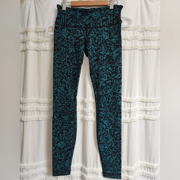 Absolutely gorgeous lululemon size 4 leggings 😍 - Picture 2 of 9